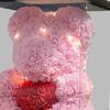 Kreativer Schaumstoffblumenbär in einer Schachtel für Muttertagsgeschenke an geliebte Menschen