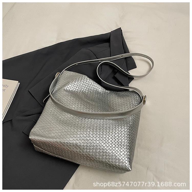 2025 New Large-capacity Woven Simple Commuter Shoulder Crossbody Bag Fashion Trend Niche High-end Tote Bag