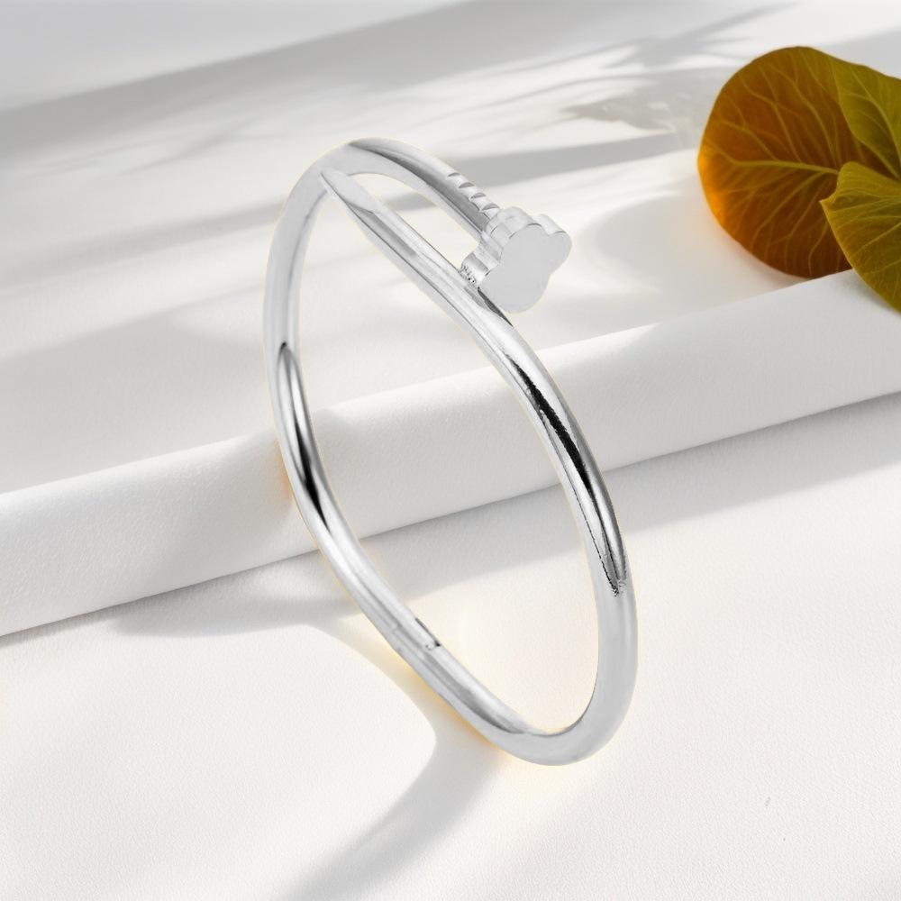 

2026 Light Luxury Temperament High Sense Nail Four-leaf Flower Bracelet Light Luxury Temperament Fashion Versatile Exquisite Jewelry Elegant 18CM
