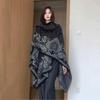 Quelle Fabrik Premium Sense Retro Muster Schal Umhang Damen Outdoor Xinjiang Reise Winddichter Schal Strickjacke