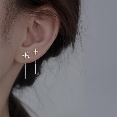 Srebrne asymetryczne kolczyki wiszące w kształcie gwiazdy dla kobiet modne i eleganckie kolczyki w kształcie gwiazdy czteroramiennej prezent na przyjęcie dla dziewczyny