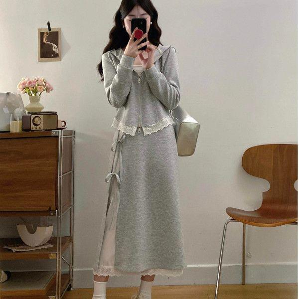 

Korean Style Plus Size Autumn Set: Lace Top & Slimming Skirt, Youthful Two-Piece for Women. S for 35-43 kg