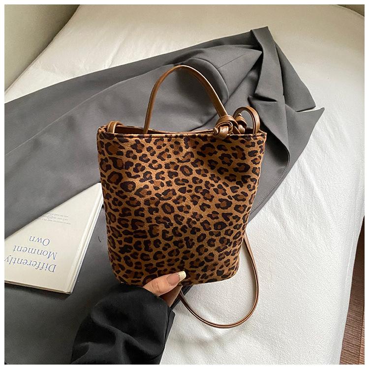 

Foreign style small bag women 2025 new trendy high-value commuting fashion retro leopard print bucket bag messenger mobile phone bag коричневый