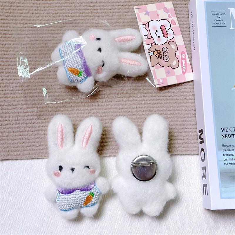 Entzückende Kaninchen-Plüschpuppe: Weich, Niedlich, Ganzkörper-Hasenmädchen Herz-Tasche Brosche Accessoire.