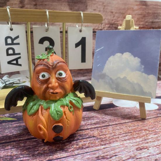 Yousheng Halloween Cartoon Kürbis Figur, Gruselige Geflügelte Besen Sichel Kürbis Harz Statue, Tischdekoration für Feiertagsparty