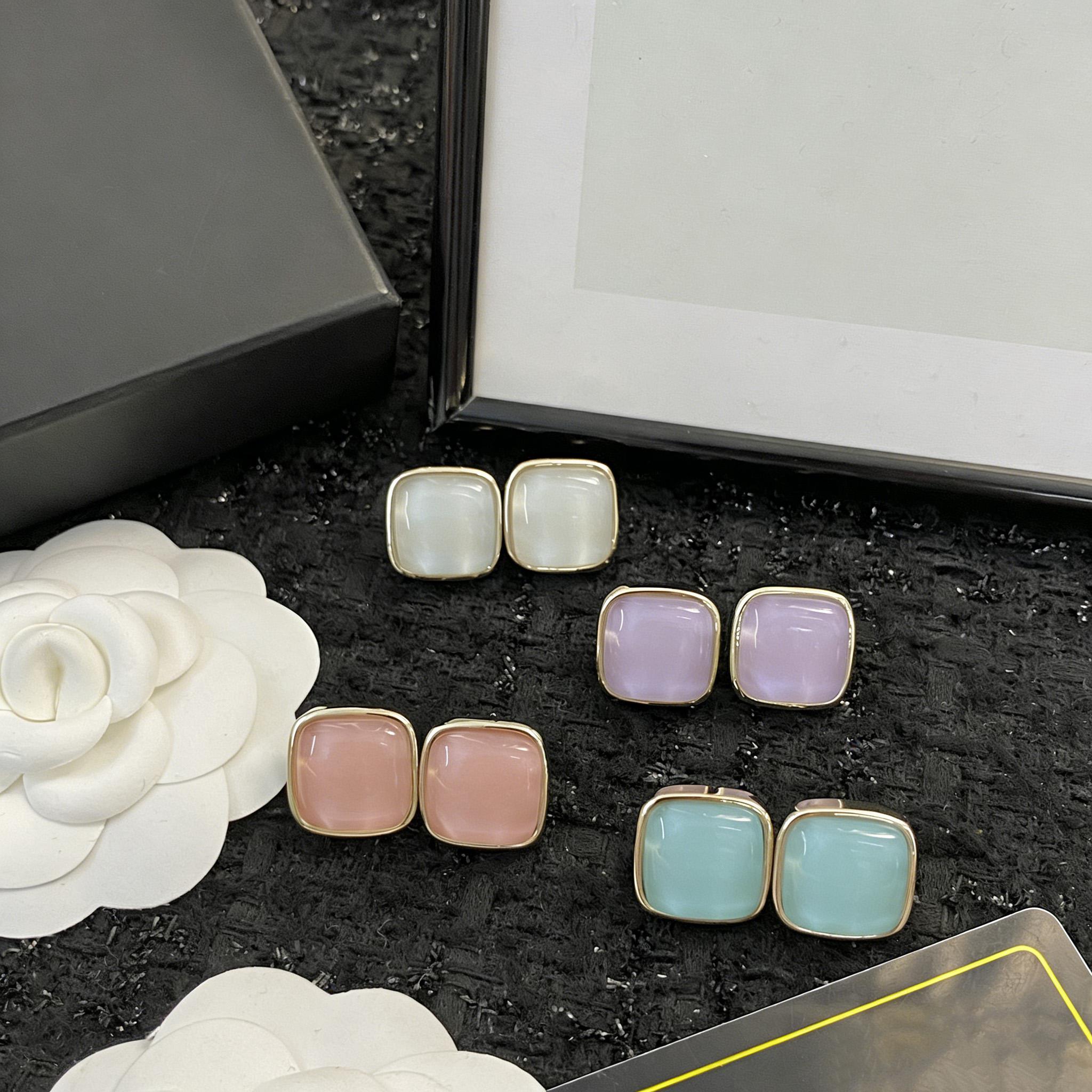 

Four-color Crystal Square Earrings Adding Rivet Elements Fashionable and Exquisite High-end Customized Jewelry синій
