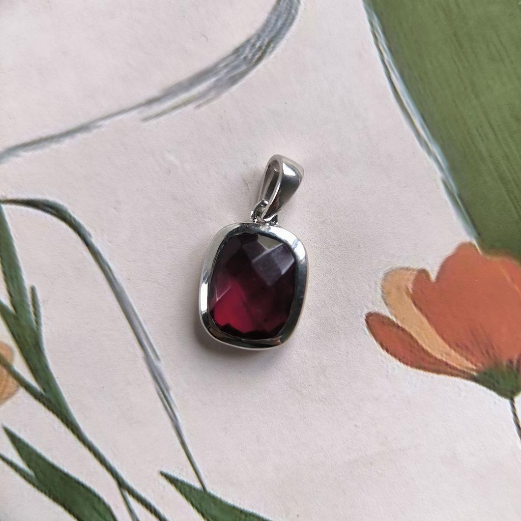 Silver Pendant with Nano Garnet (60002302)