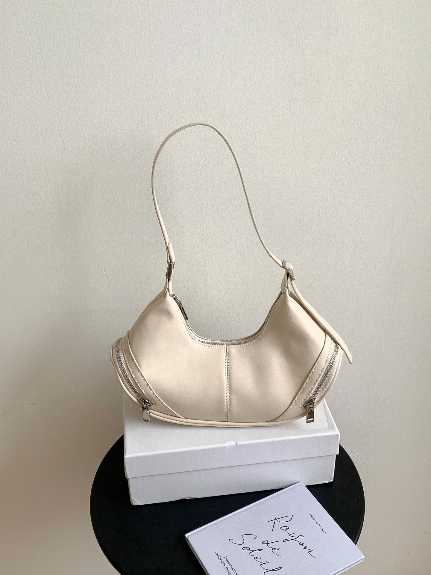 

Retro and Minimalist PU Shaped Handbag with A Female Niche Design, Korean Style Personalized One Shoulder Underarm Bag, High-end Dumpling Bag белый