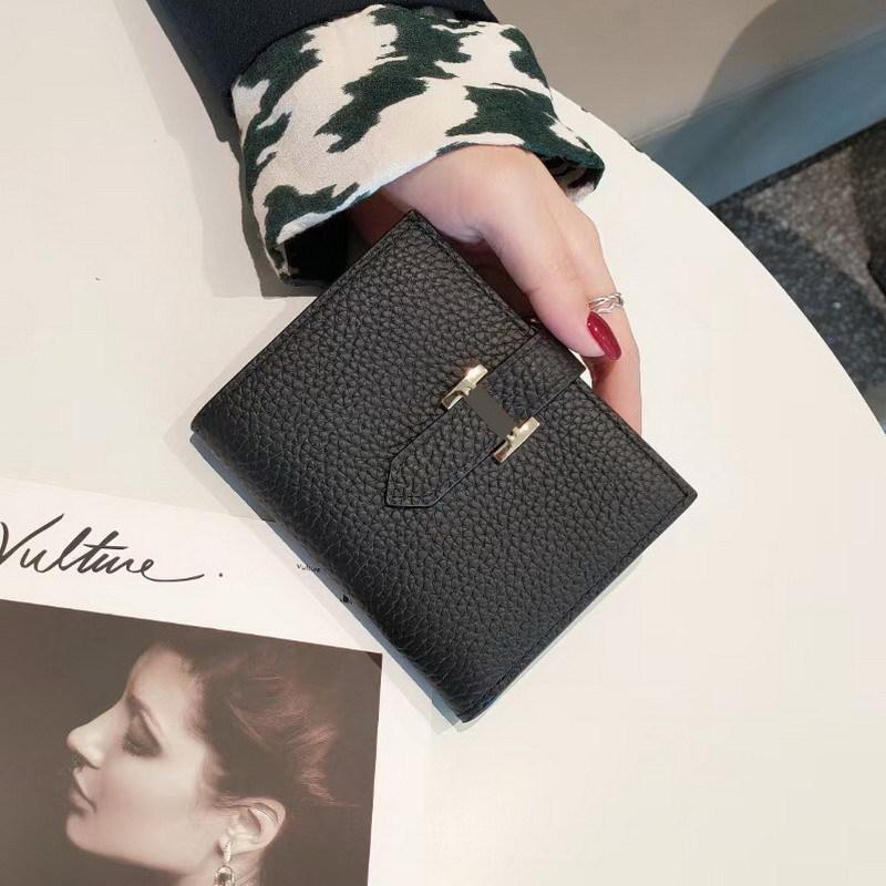 

2025 Кошельки женские из натуральной кожи Первый слой коровьей кожи Короткий кошелек Дизайнерский брендовый кошелек с застежкой H Кошелек-бифолд без логотипа чёрный