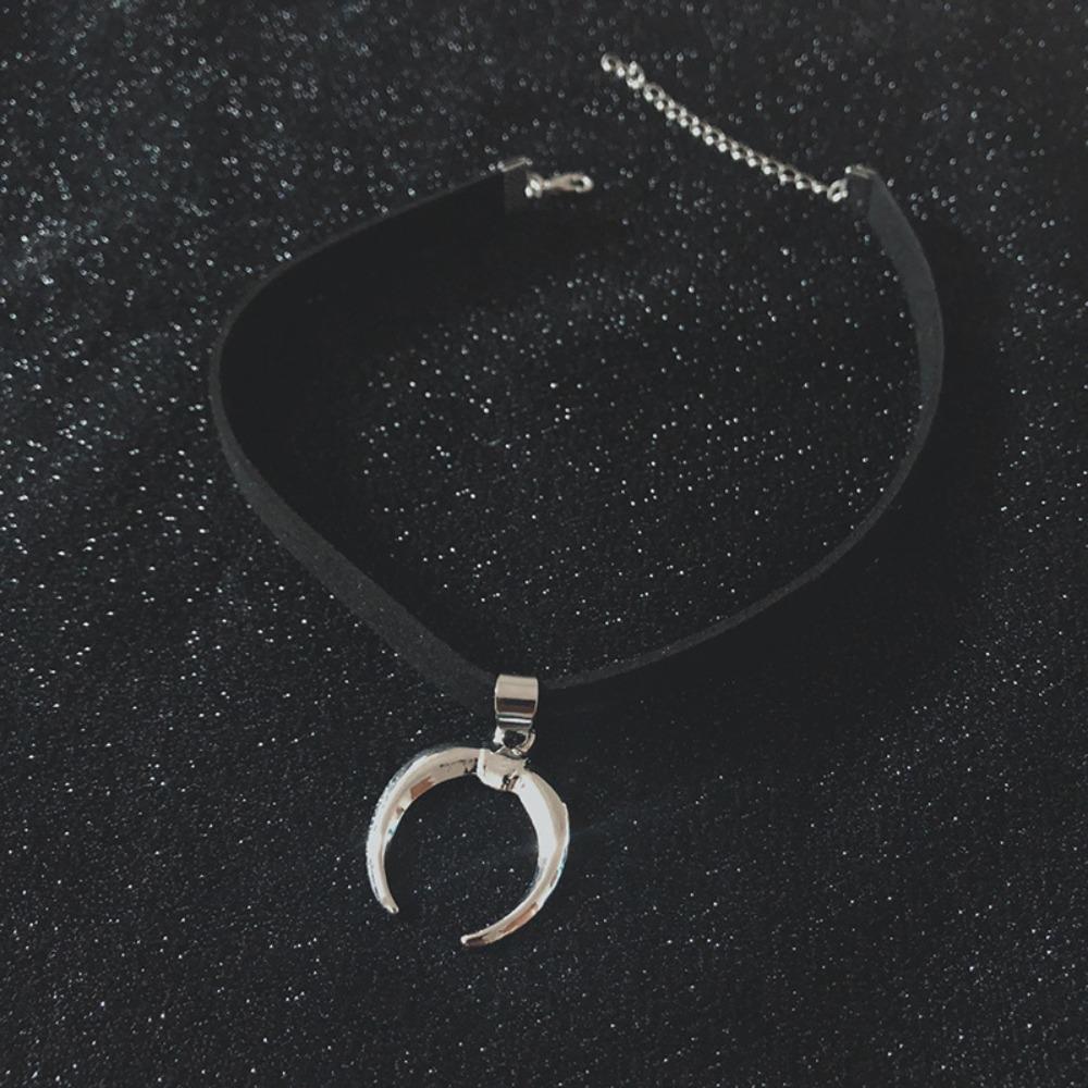 Dark Moon Collar Necklace for Women Minimalist Clavicle Chain