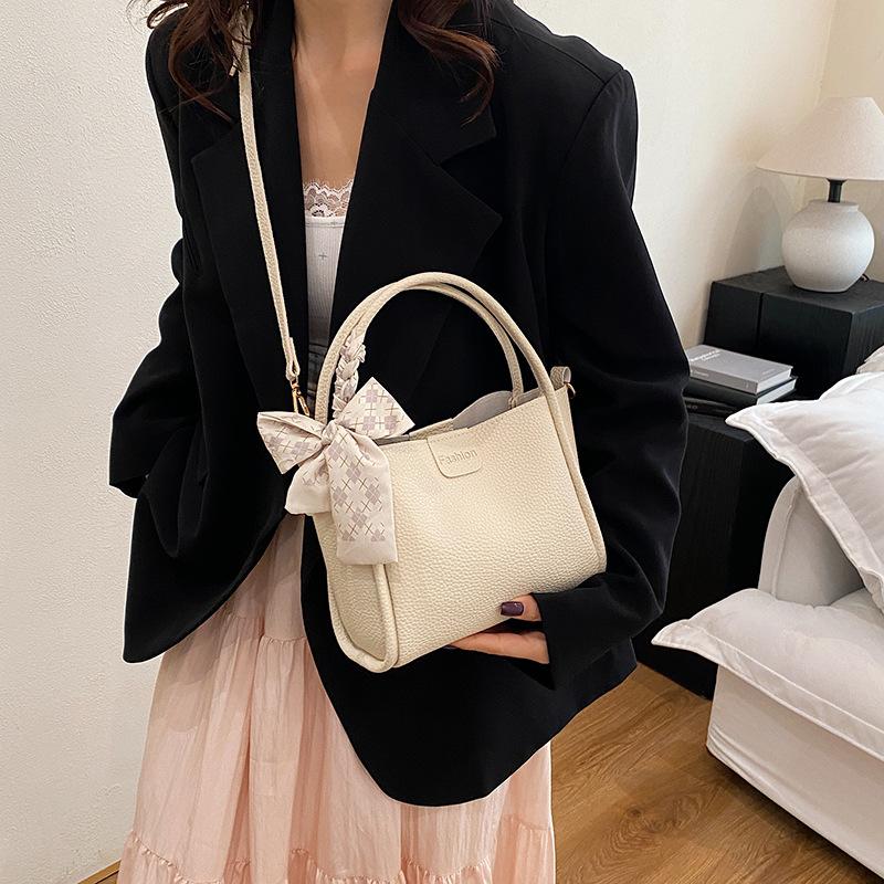 Trendy small bag women 2025 new trendy versatile messenger bag casual temperament portable fashion tote small bag