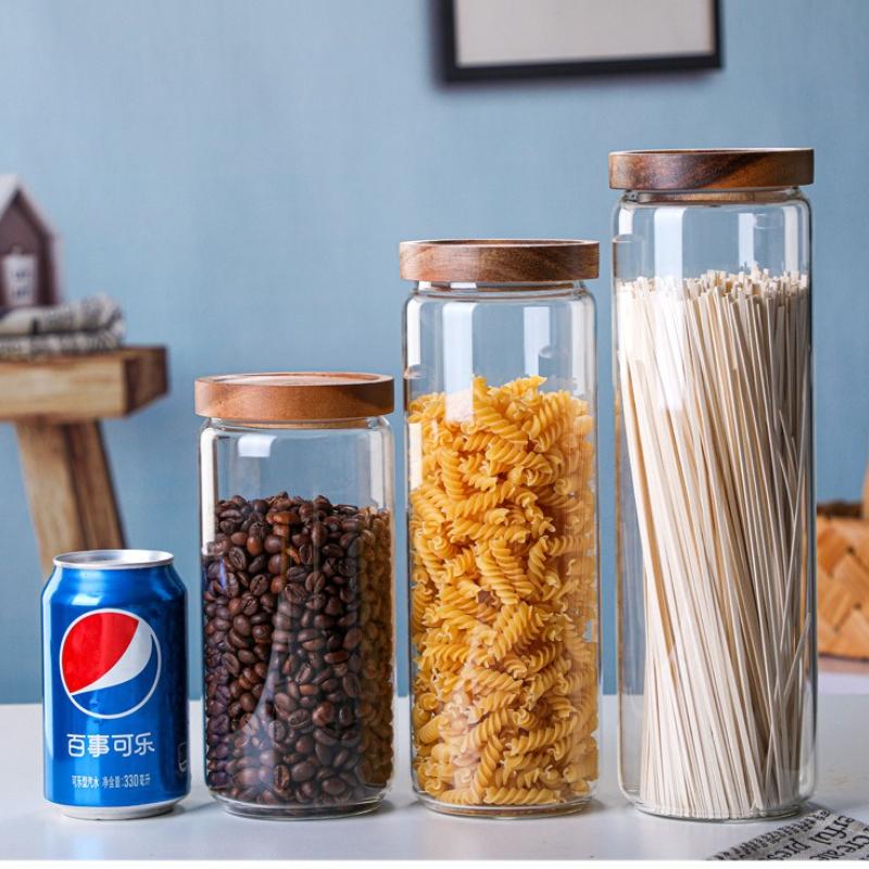 Hermetyczny szklany słoik z bambusową pokrywką na kawę, herbatę, przyprawy, zboża i cukier – nowoczesna organizacja kuchni i spiżarni