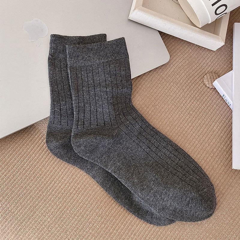 

Бесшовные носки для женщин, однотонные хлопковые махровые носки для весны и осени, универсальные носки в вертикальную полоску для осени и зимы 1 pair темно-серого