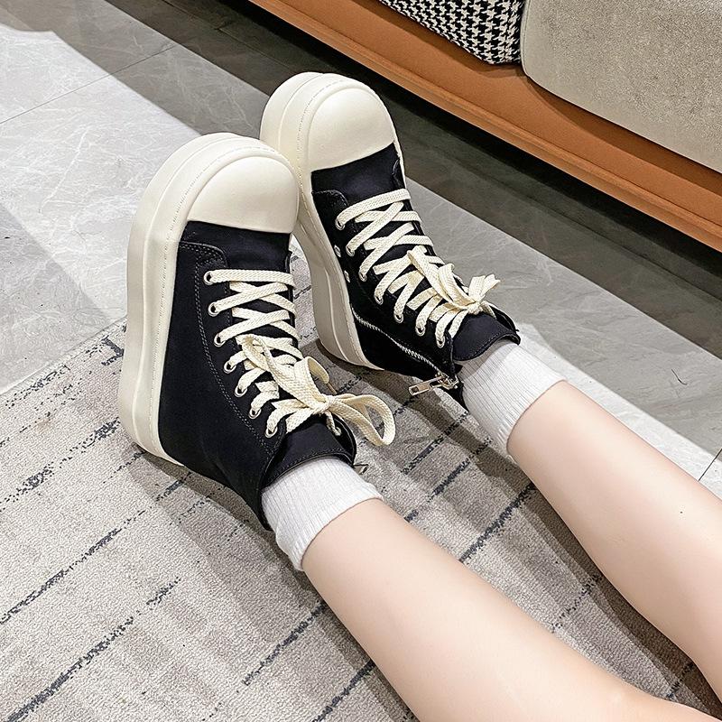 Zapatillas de Lona de Caña Alta con Suela Gruesa Estilo Queen Fan Negras para Mujer Verano 2025 Nuevas Versátiles que Aumentan la Altura Suela Blanda Casual Tipo Board