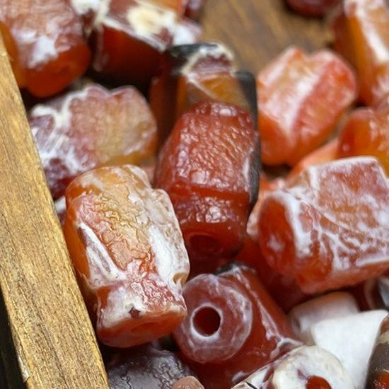 Natürlicher Roter Achat Weiße Haut Altes Buddhistische Perle DIY Zubehör Multi-Schatz-Perlen