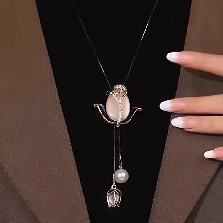 Svetrový řetízek Tulipan Kočičí oko: Všestranný dlouhý náhrdelník pro ženy - Módní doplněk pro podzim a zimu.