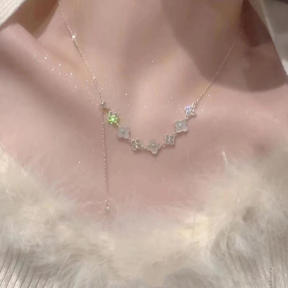 Collana Esclusiva Quadrifoglio Portafortuna da Donna 2023: Catena a Nappa con Madreperla Intarsiata di Diamanti