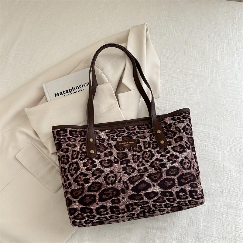 Deerskin velvet large-capacity leopard print bag women's 2025 new autumn and winter retro tote bag versatile shoulder armpit bag