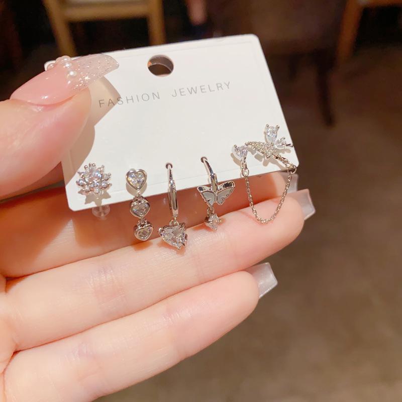 

Европейский и американский стиль Роскошный набор клипс для ушей с цепочкой в виде сердца и бабочки из циркония
