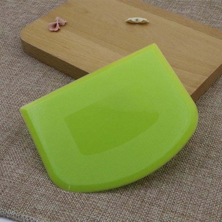 

PE Plastic Dual-Use Semicircle Dough and Cake Scraper зелений
