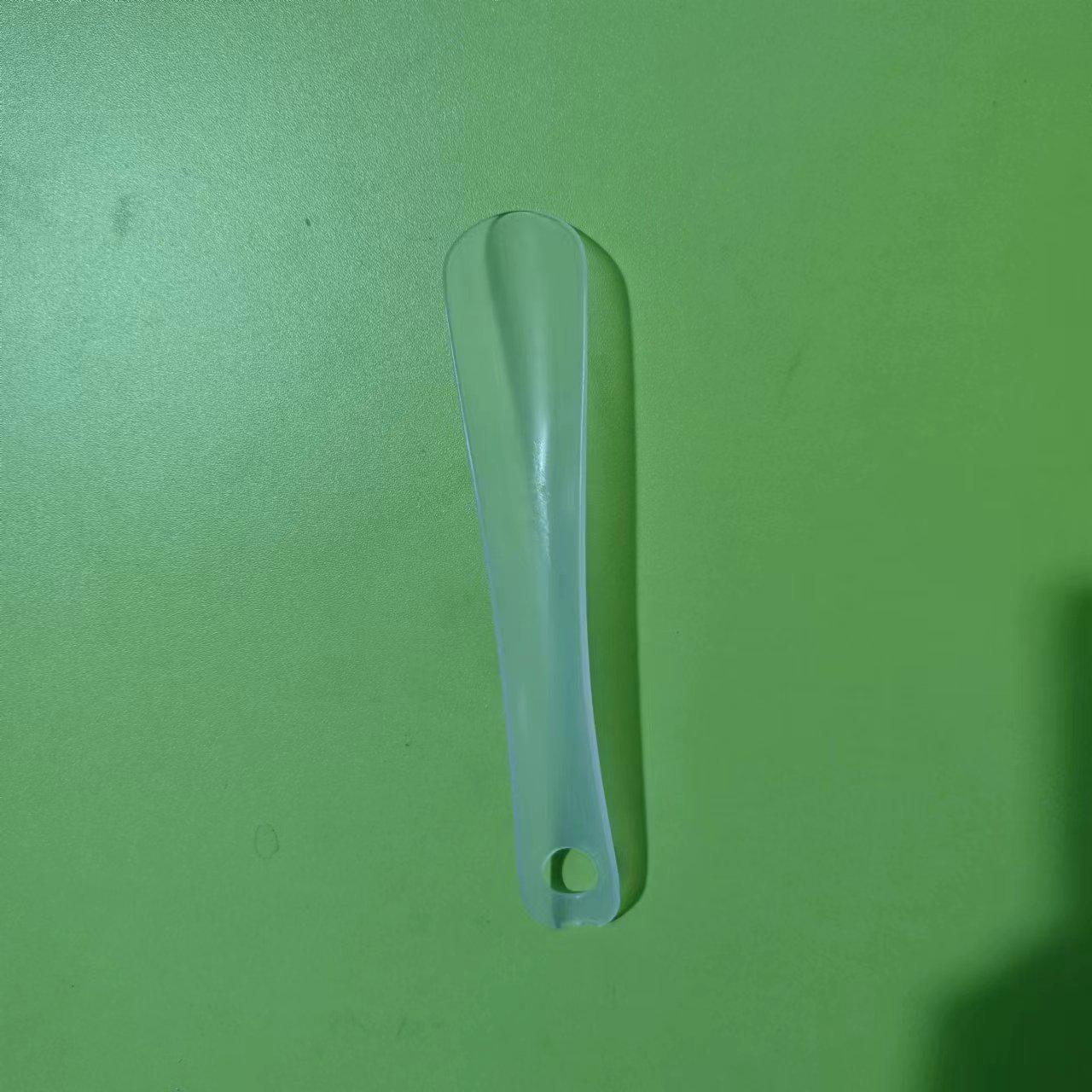 

Цельный пластиковый рожок для обуви, легко надевается без сгибания, с возможностью подвешивания и логотипом.