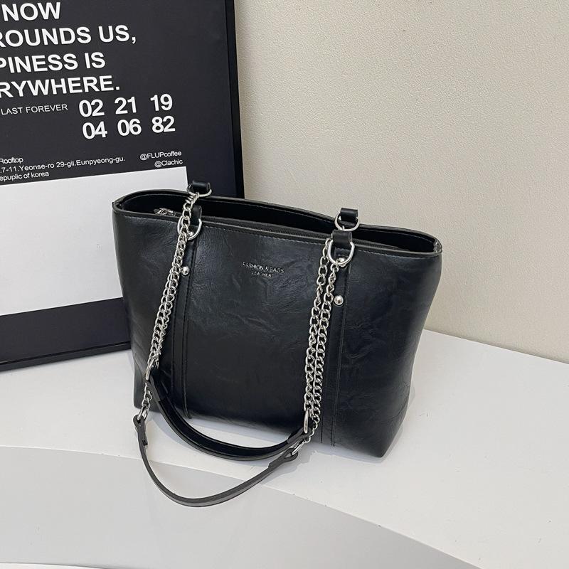 Large Capacity Bag Women's Spring and Summer 2025 New Versatile Fashion Chain Shoulder Bag Leisure Work Commuter Tote Bag