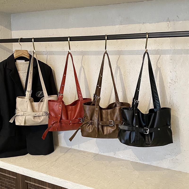 2026 Autumn Retro Large-Capacity Commuter Shoulder Handbag