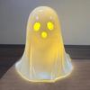 Pryskyřičná svítící dekorace duch pro Halloween Malá bílá figurka ducha Roztomilá svítící soška ducha pro domácí stolní patrovou podnosovou dekoraci
