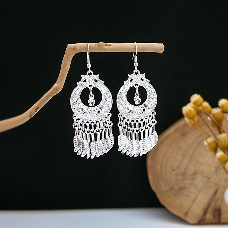 Boucles d'oreilles pendantes à pompons de plumes ethniques - Style argent Miao imitation, article touristique populaire, design mignon de haricot.