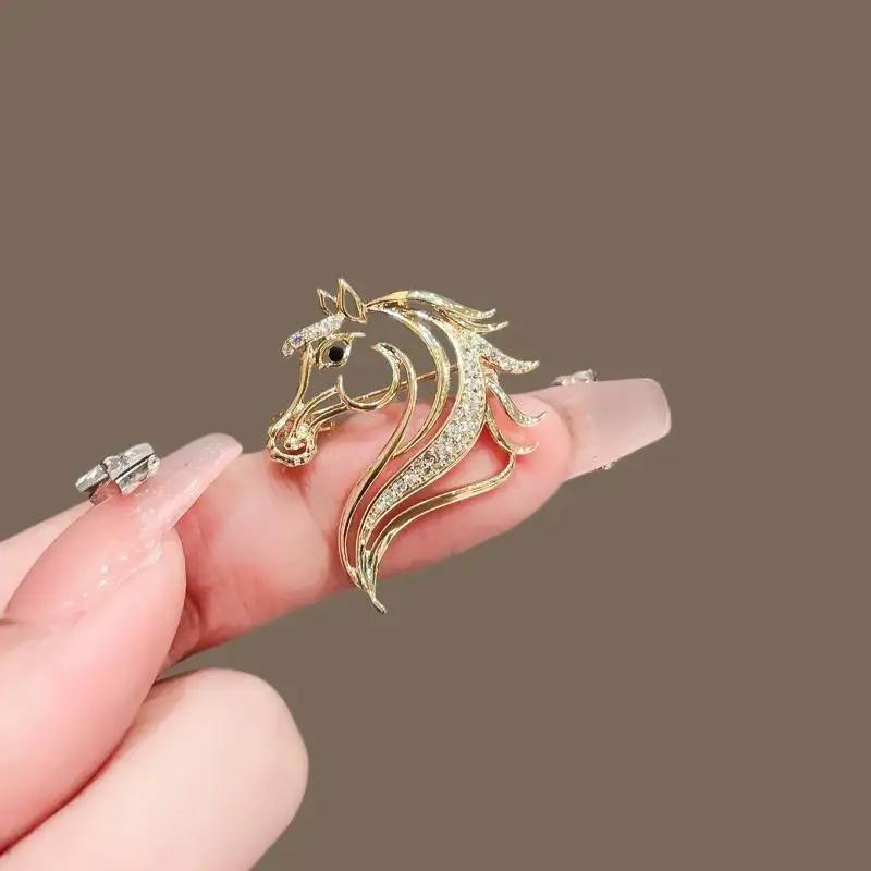 1Pc Pin Fashion Horse Brooch Temperament Clothing Decoration Minimalist fashion Hollow Zinc Alloy