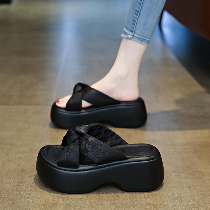 

Крутые шлепанцы на толстой подошве для летней женской обуви, новая мода с юбками, легкие и нескользящие пляжные туфли, маленькие люди увеличиваются в росте 35