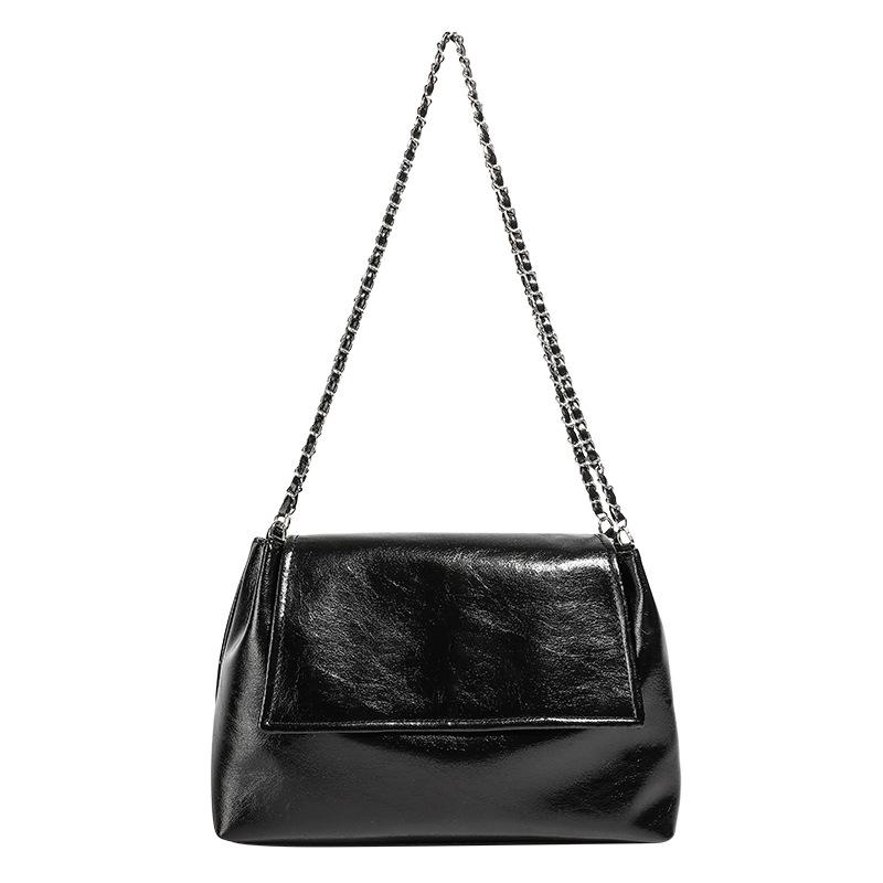 Die neue Tasche ist eine schlichte und hochwertige Pendlerkette, eine Unterarm-Schultertasche mit großem Fassungsvermögen, ein Trend.
