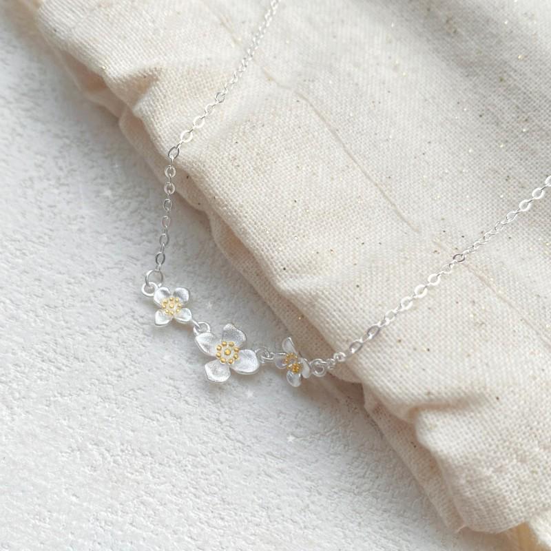Sterling Silver Gardenia Flower Necklace for Women - Elegant Light Luxury Clavicle Chain with Fresh Floral Design.