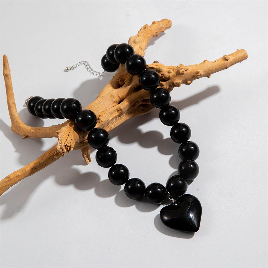 Klasický náhrdelník s přívěskem ve tvaru srdce, dokonalý pro každodenní nošení a speciální příležitosti, jako jsou rande nebo večírky.