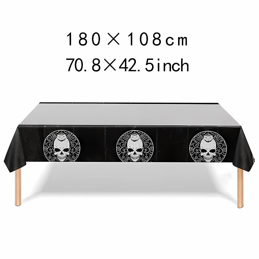 Potřeby pro halloweenskou párty zahrnují papírové talíře, kelímky, ubrousky, ubrus, banner