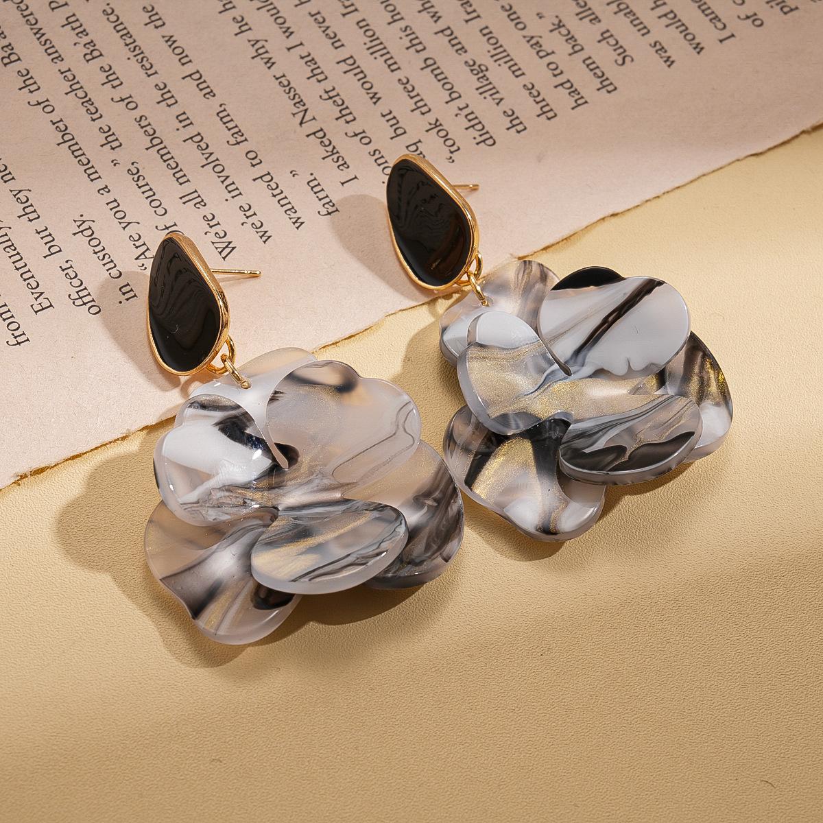 Простые серьги-гвоздики из смолы с цветами и серебряной витой иглой, нишевые серьги