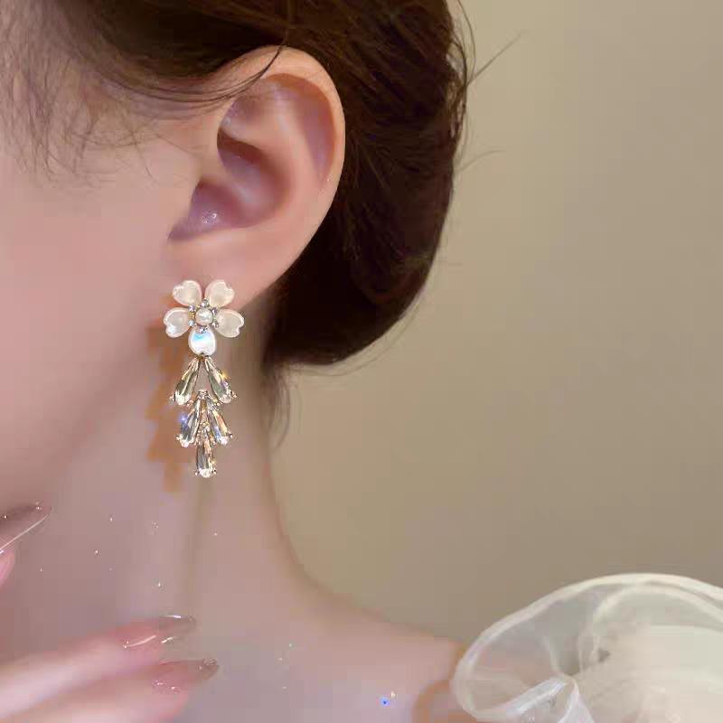 French retro flower pearl fringed earrings women's personality sweet temperament earrings light luxury high-end elegant earrings