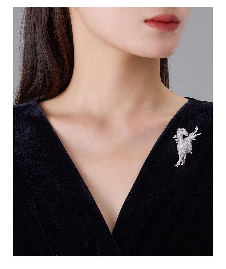 Elegante Unisex-Broche mit Strasssteinen und galoppierendem Pferd (Tierkreiszeichen) - Vielseitiger Anstecker für Anzüge & Tier-Accessoire