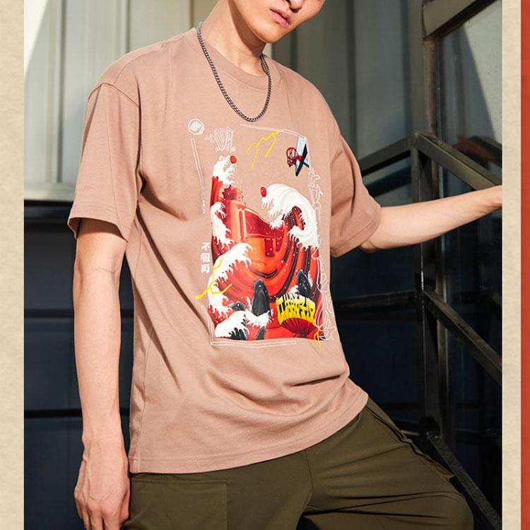 Li Ning Badfive Casual Sports Cartoon Print Loose Short Sleeve T-Shirt Men Tops Gingerbread-Brown AHSQ935-1