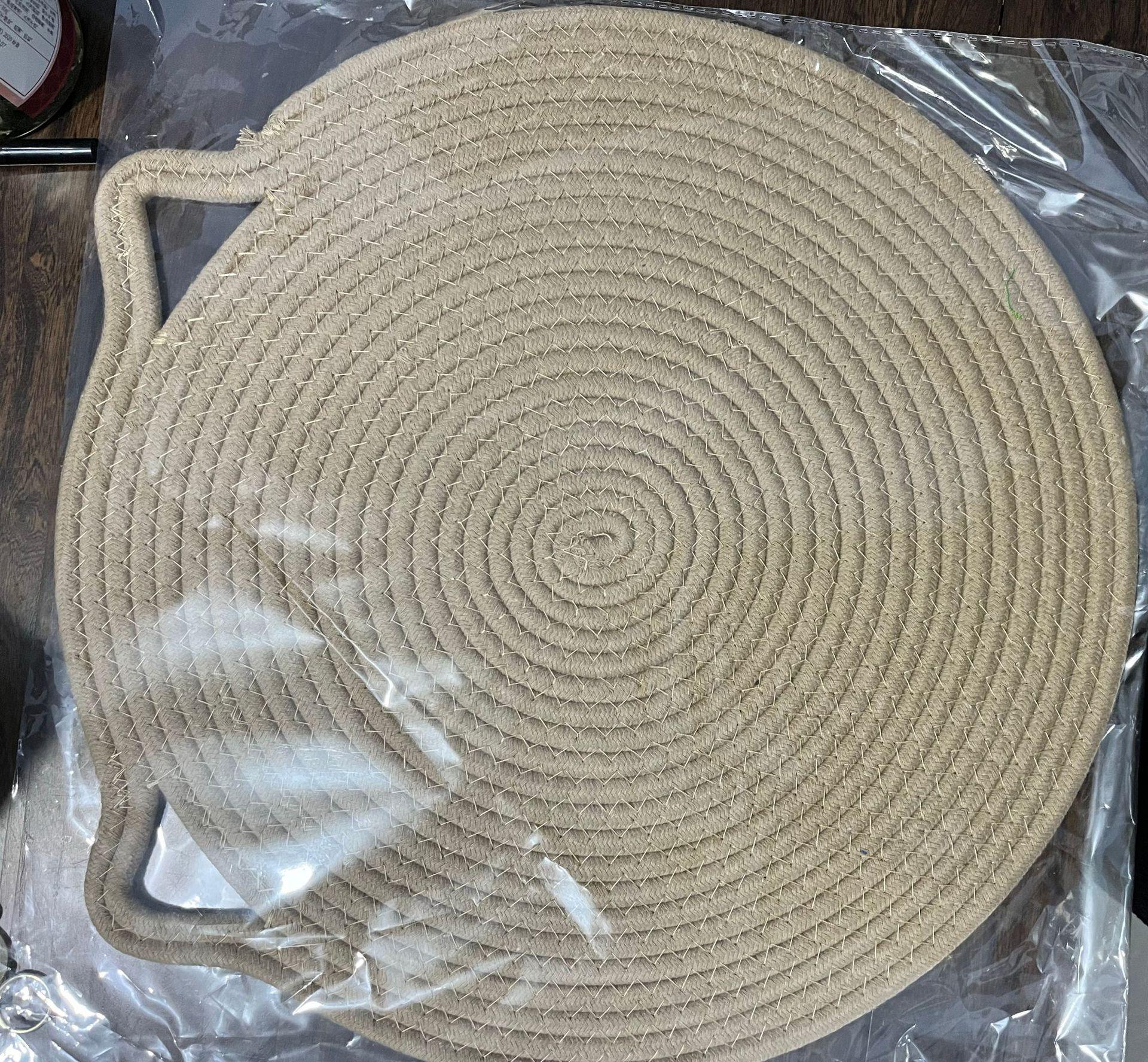 

Cat Paw Woven Rope Mat: Self-Entertainment Ball, Washable Scratching Pad, and Sleeping Mat. Small: 42 cm