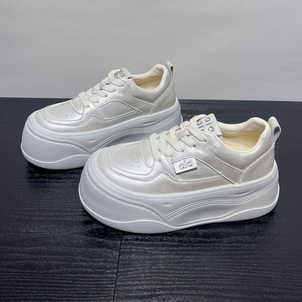 Keine müden Füße, dicke Sohlen erhöhen die Höhe, kleine weiße Schuhe, Damen leichte weiche Sohlen, neue vielseitige Leder-Sport- und Freizeitschuhe für den Herbst