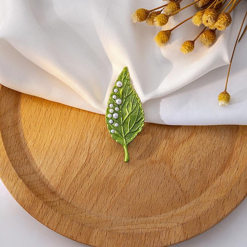 Fashion Green Three-Dimensional Leaf Brooch, Creative Plant Pearl Corsage Exquisite Pin Suit Accessories Women