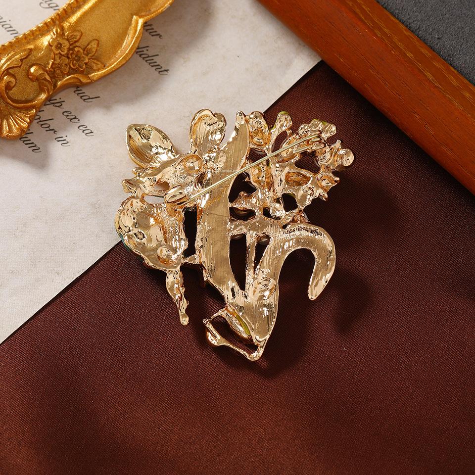 Dámska móda Brošne s dúhovým kvetom Butterfly Pre ženy Luxusné žlté zlato Farba Smaltovaná Zliatina Rastlinná Brošňa Zvieratá Zapínacie špendlíky