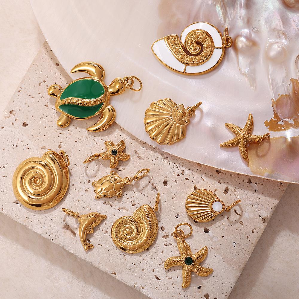 Ciondolo Stella Marina e Conchiglia Placcato Oro 18K: Collana con Design Irregolare di Conchiglie, Stile Spiaggia, in Acciaio Inossidabile