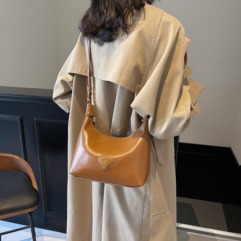 This Year, the Popular Small Bag Women's 2025 Autumn and Winter New Portable Pillow Bag Retro Glossy High-end Textured Messenger Bag