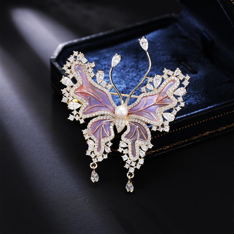 

Женская брошь в элегантном дизайне «легкая роскошь» с подвеской из глазуемого имитационного жемчуга и бабочкой, модная универсальная нишевая брошь