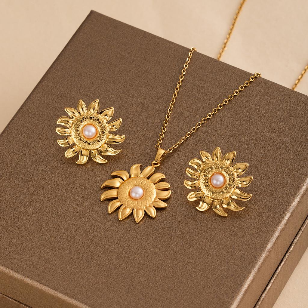 French Retro Light Luxury Metal Style Geometric Star Pearl Stud Earrings Necklace Set High-End Niche Earrings