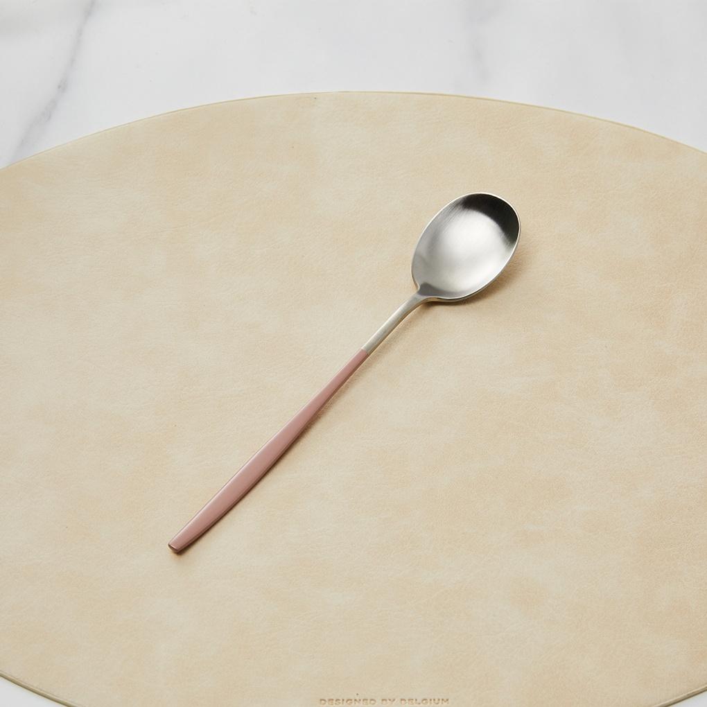 

Roy Dinnerspoon_Pink