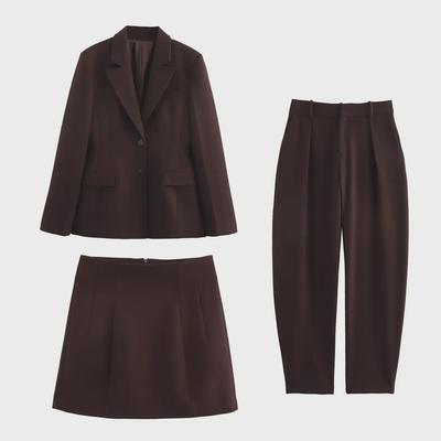 Traje de tres piezas para mujer: Chaqueta, pantalones y falda a la cadera: elegantes y versátiles para ir al trabajo.