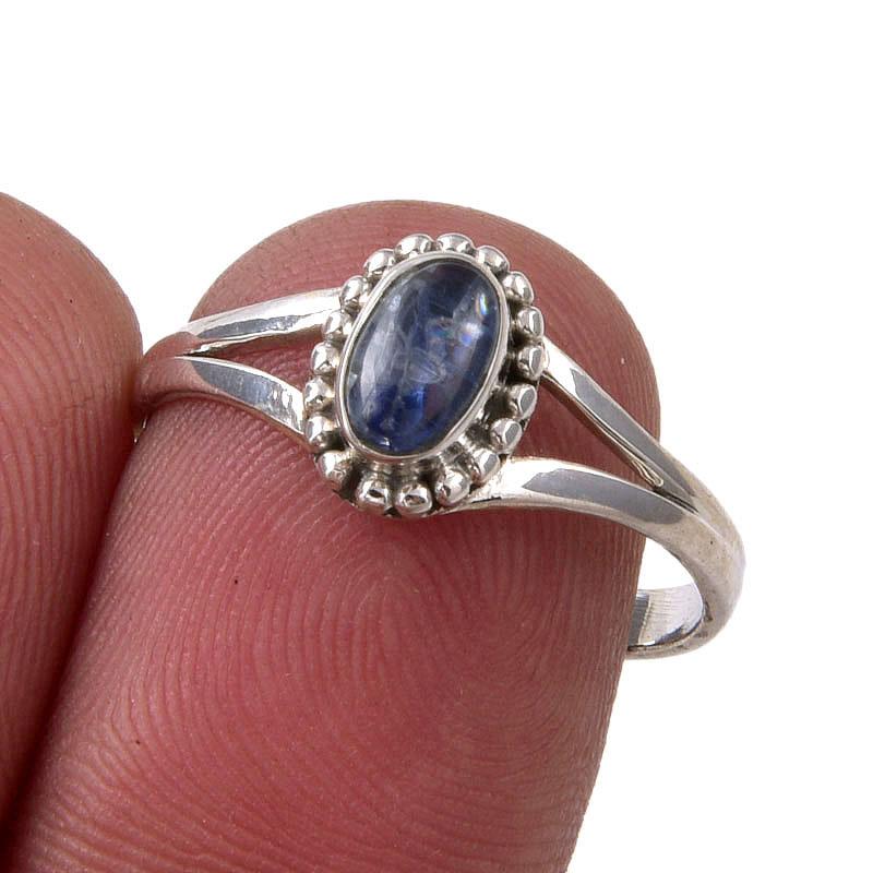 

Кольцо из серебра 925 пробы с натуральным кианитом, размер 8 J9g36